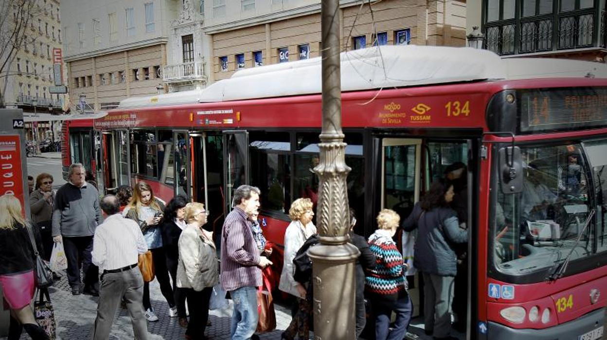 La línea 37 de Tussam amplia su recorrido por la barriada nazarena de Fuente del Rey