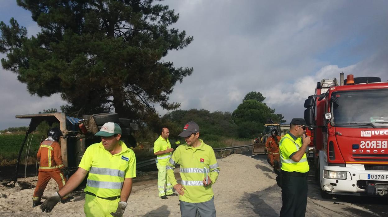 El tráfico acababa de ser reabierto tras el incendio de un camión a la altura de La Palma en la misma dirección