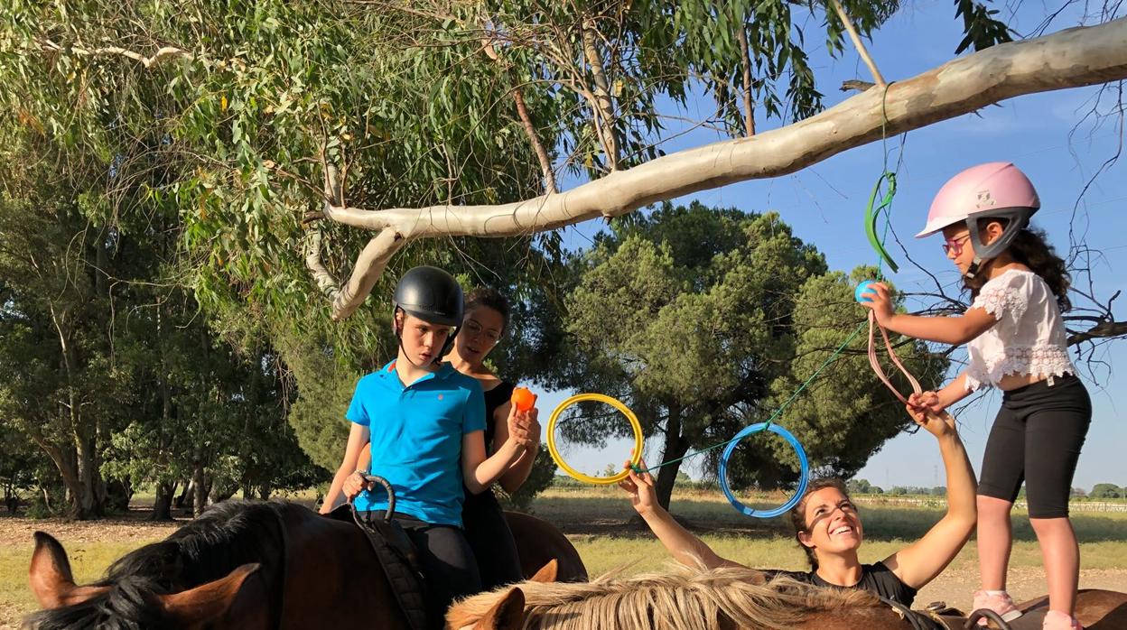 En La Corbera se impulsan terapias ecuestres destinadas a personas con discapacidad o problemas de movilidad