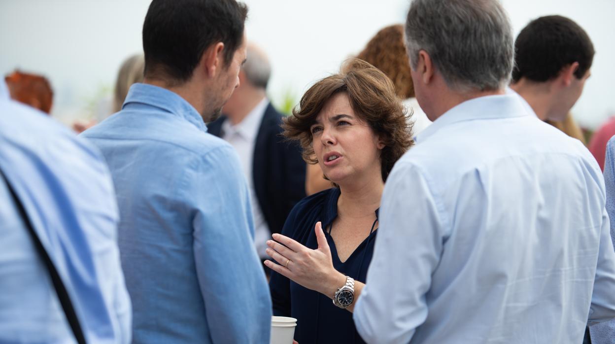 Soraya Sáez de Santamaría, durante un encuentro con militantes en Barcelona