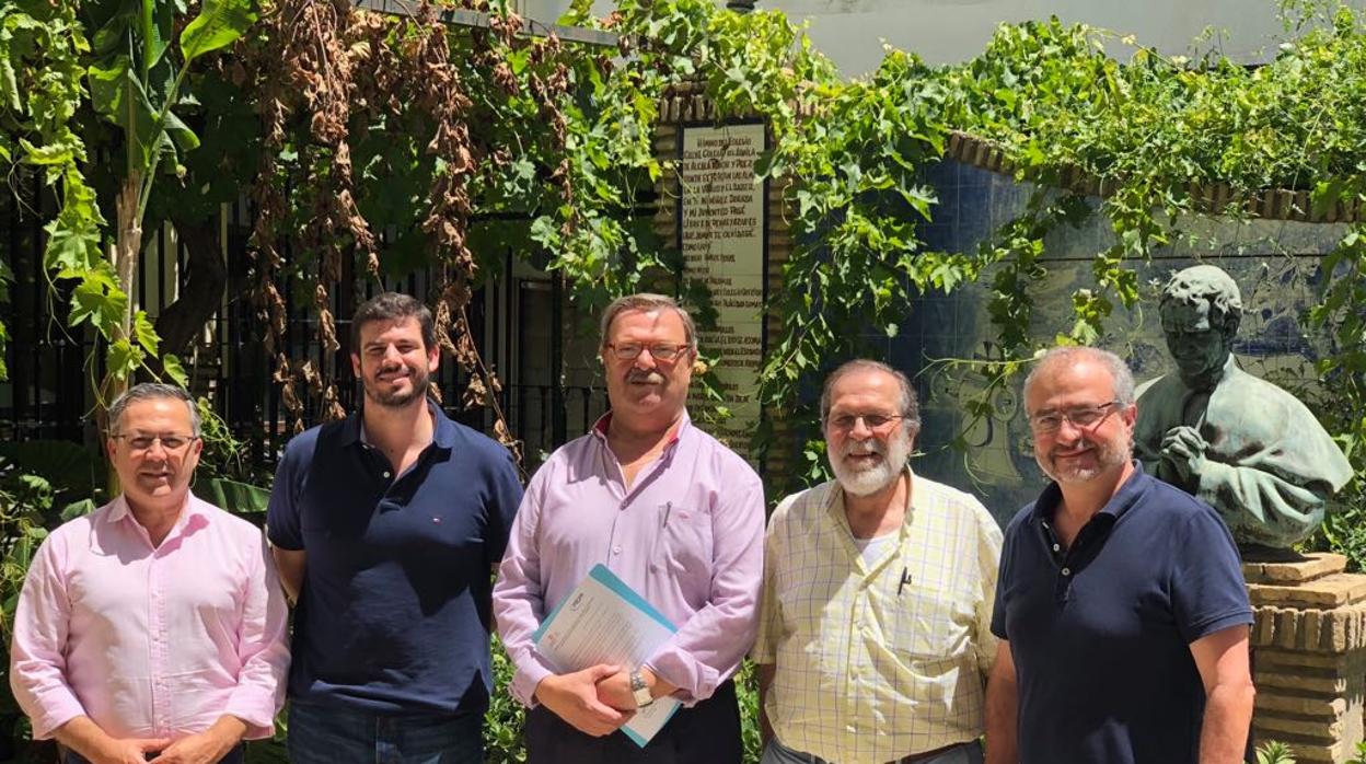 Representantes de los Salesianos y de FICA, entidades que han puesto en marcha el club de debate