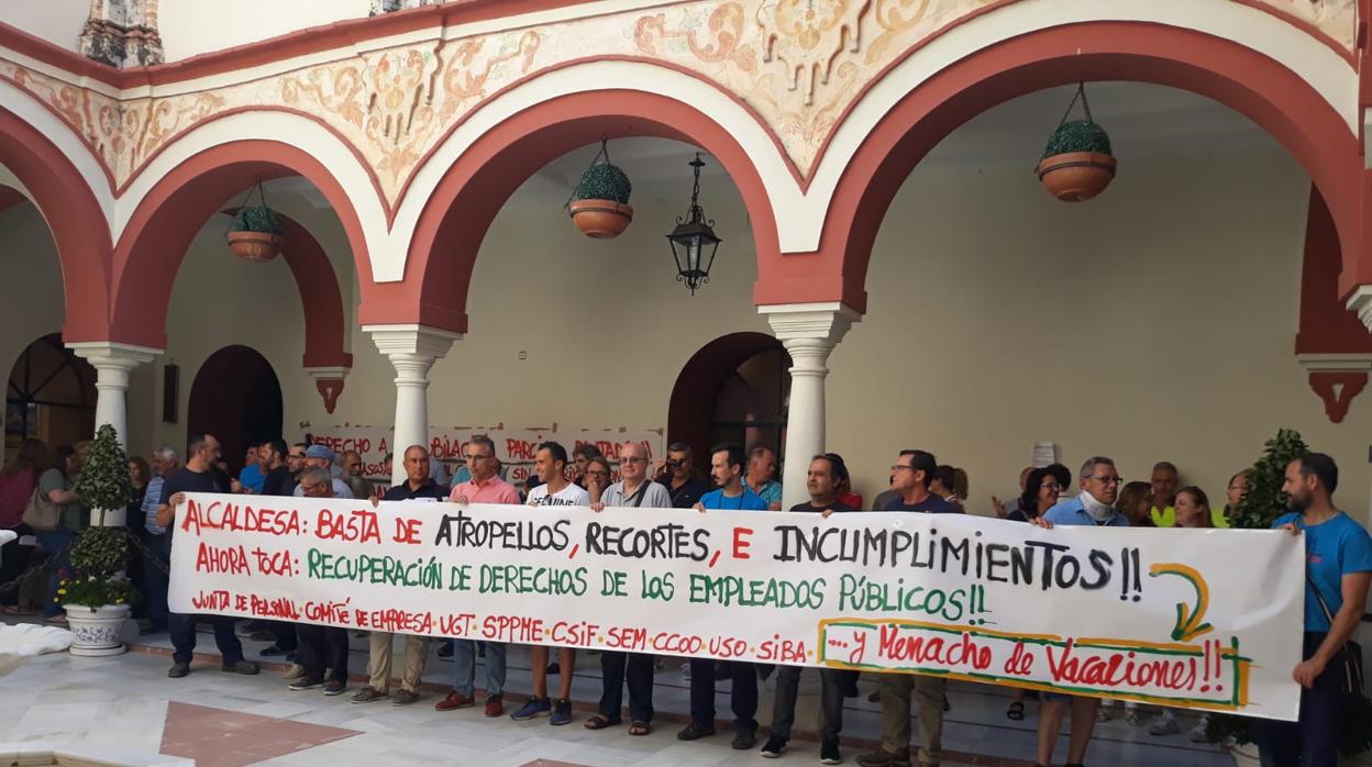 Los empleados se han concentrado en el patio del Ayuntamiento