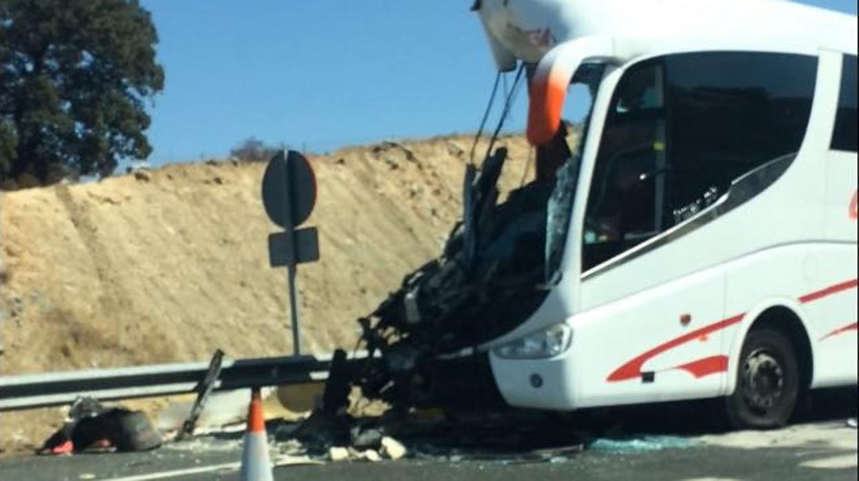 Estado en el que ha quedado el autobús tras colisionar con un camión