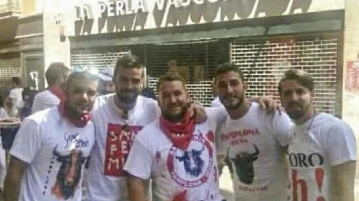 Varios miembros de La Manada, increpados en una piscina municipal de Palomares