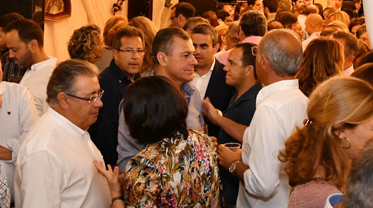 El exministro Juan Ignacio Zoido y el alcalde de Tomares, José Luis Sanz, anoche en la feria