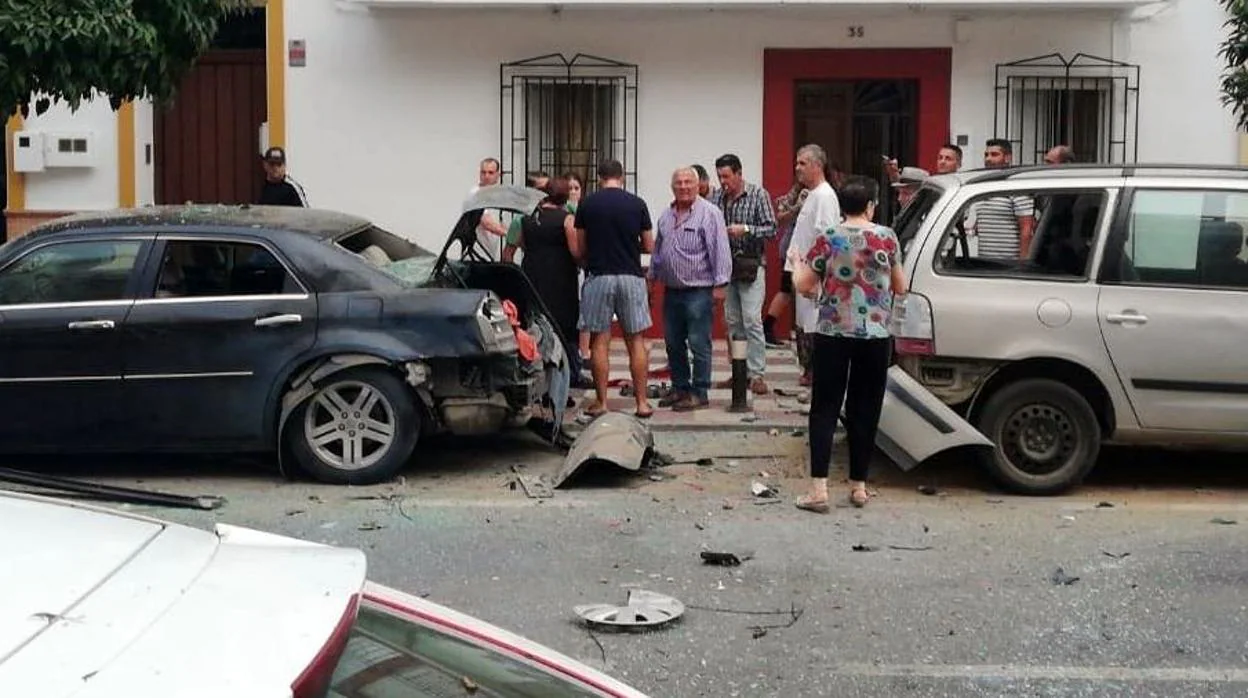 Imagen de los coches y viviendas afectados por la explosión de los cohetes en Cantillana