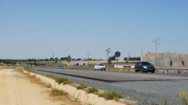 La Junta estudia que la vía ciclista de la A-392 discurra por la vía de servicio y la carretera antigua