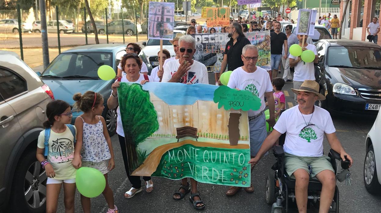 Montequinto se manifestó demandando zonas verdes