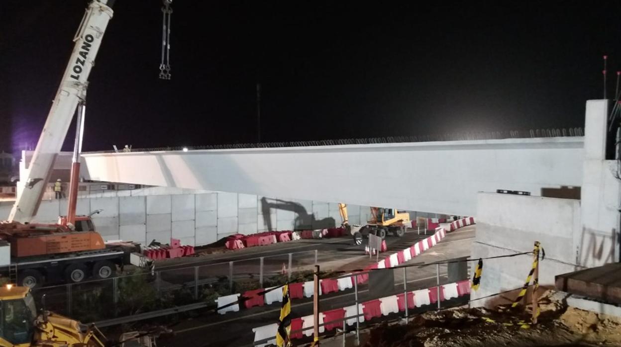 Ya se han colocado las grandes vigas que soportarán la estructura del puente