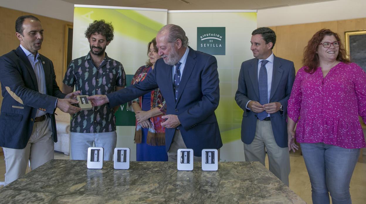 El presidente entrega en un lápiz óptico el proyecto de Presupuestos a los portavoces de los grupos políticos