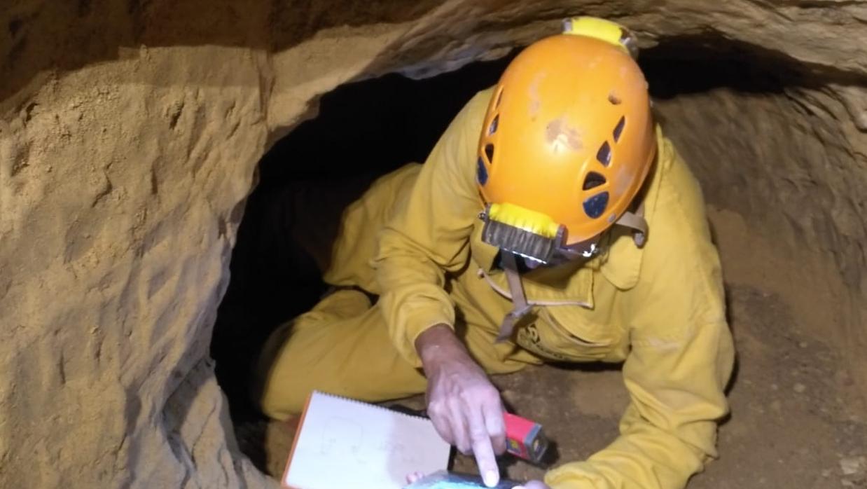 Un experto durante espeleólogo durante la inspección de los túneles de la calle Ofalia de Gines
