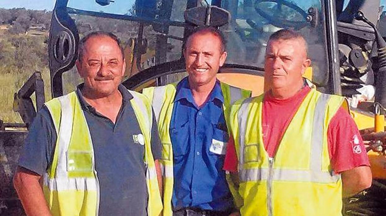 Los operarios que descubrieron el tesoro de Tomares durante la construcción del parque del Zaudín