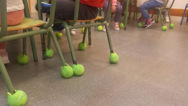 Clases con pelotas de tenis en las patas de las sillas y mesas para que el pequeño Fabio pueda oír mejor