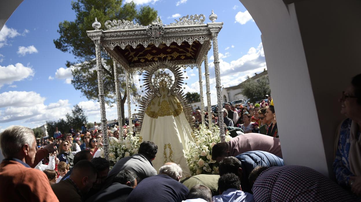 Bollullos se volcó este domingo con su patrona en la romería de Cuatrovitas con más de veinte mil peregrinos