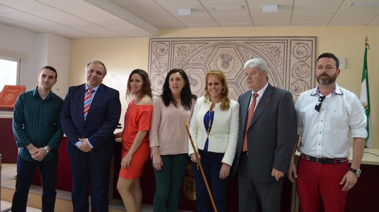 La alcaldesa del PSOE, con la bara de mandos, y los concejales socialistas y del PA tras arrebatar la Alcaldía a IU