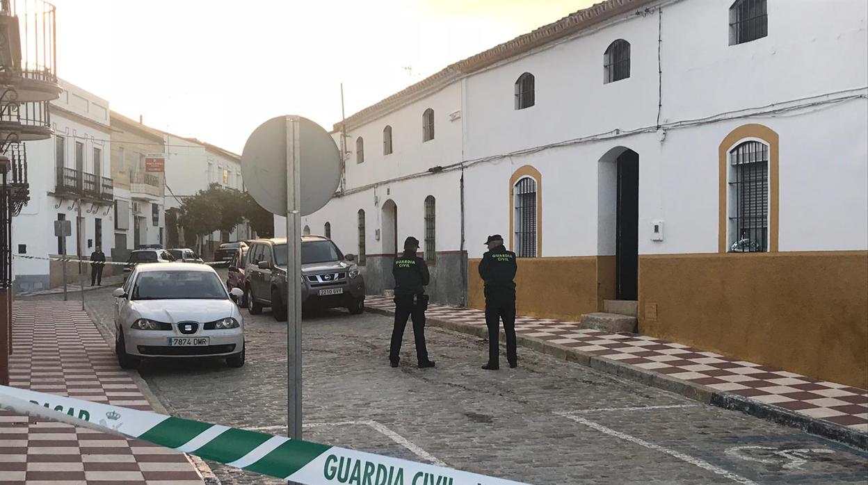 Dos agentes de la Guardia Civil custodian la vivienda donde fue hallado el cadáver de Gonzalo