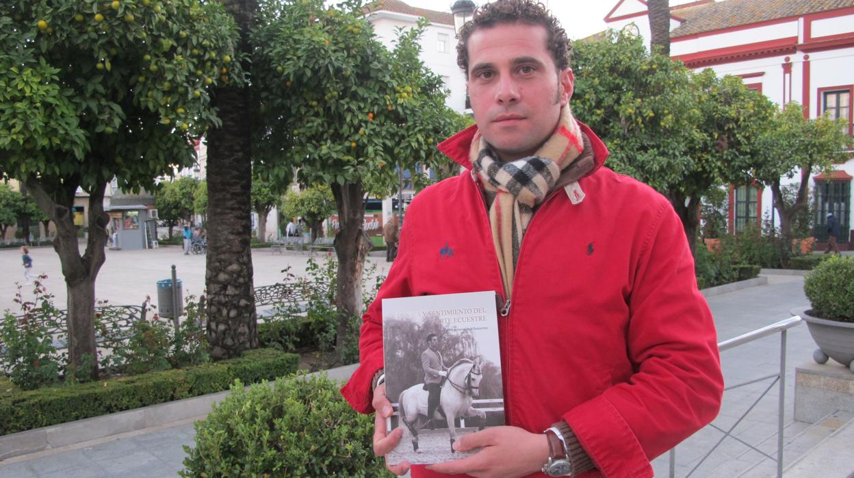 José Antonio Ruiz muestra orgulloso su obra que espera que pronto se publique en China y Ecuador