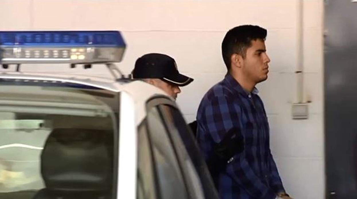 El presunto parricida de Alcalá a la entrada de los juzgados donde ha prestado declaración