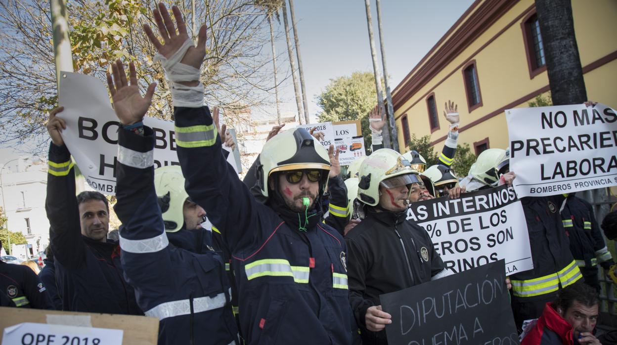 Protesta de los bomberos pertenecientes a la Diputación de Sevilla, en la mañana de este jueves