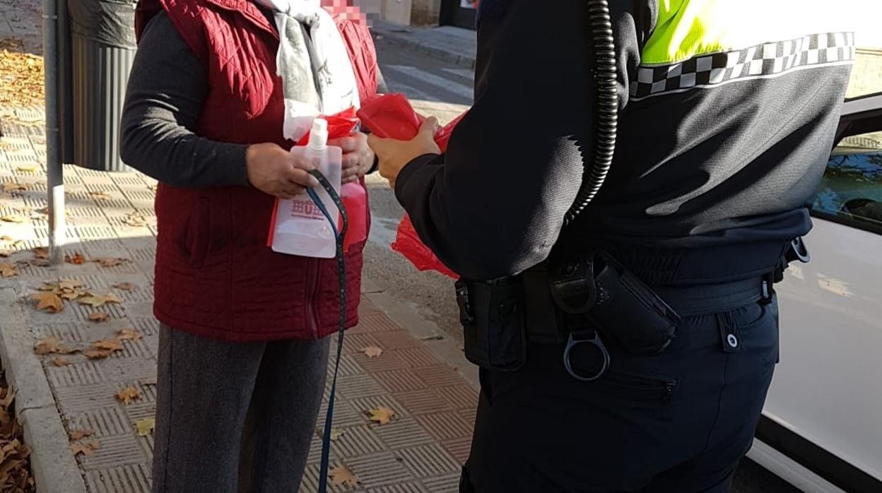 El Ayuntamiento de Utrera está llevando a cabo la entrega de bolsas para recoger los excrementos caninos