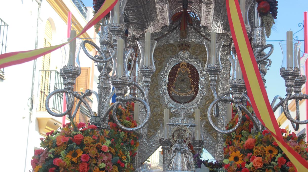 Simpecado de la Hermandad del Rocío de La Puebla