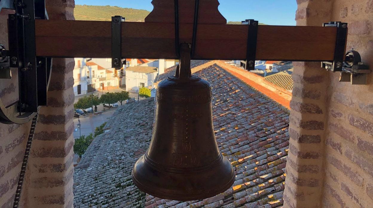 La campana de la iglesia de Santa María de la Asunción de Guadalcanal ya luce en el campanario