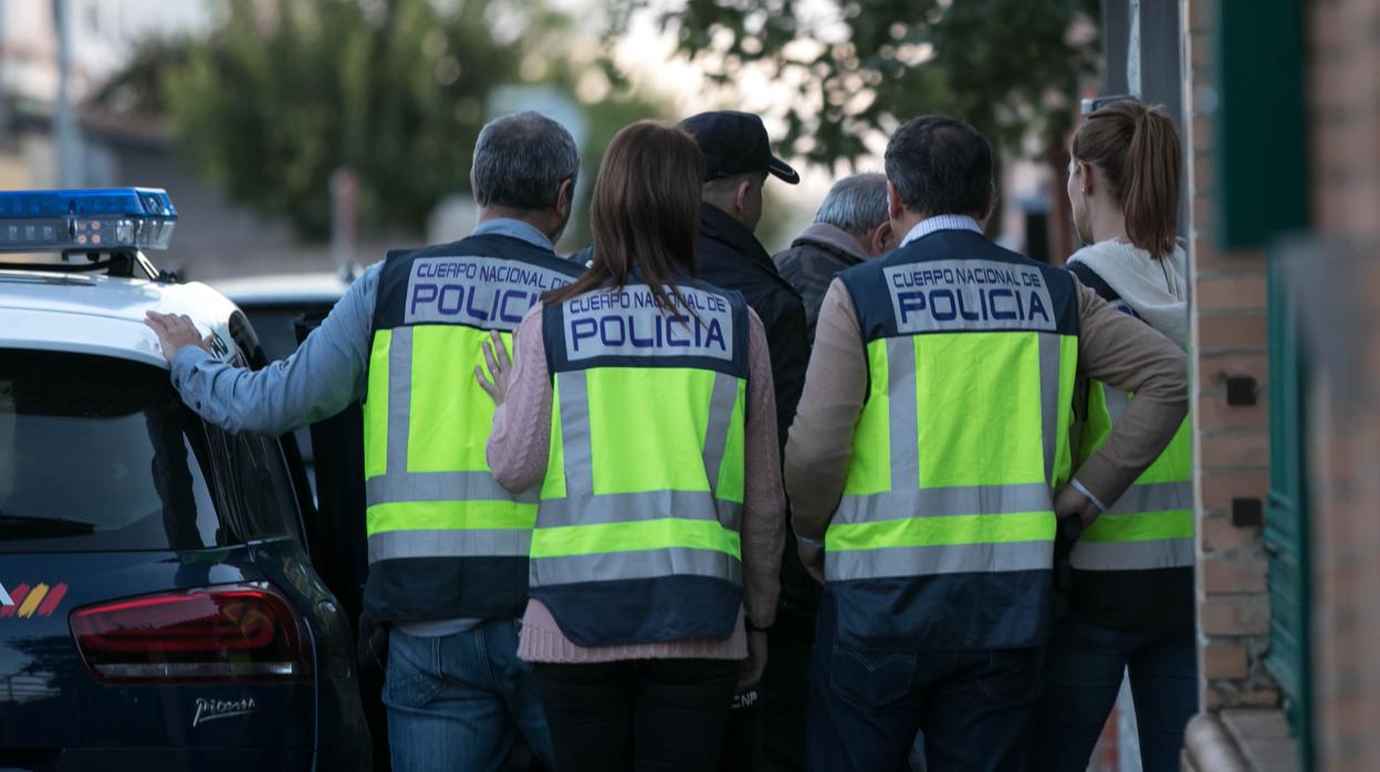 Emilio, este domingo pasado, llega a su vivienda para la reconstrucción de los hechos