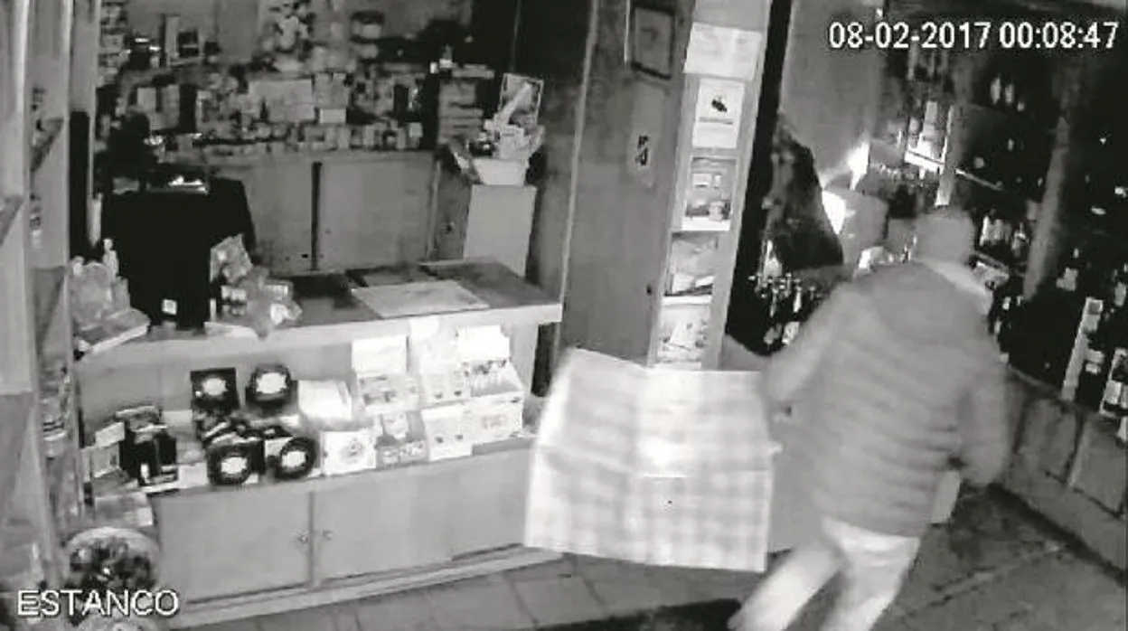 Imagen de archivo de una cámara de seguridad de un establecimiento en el momento de un robo