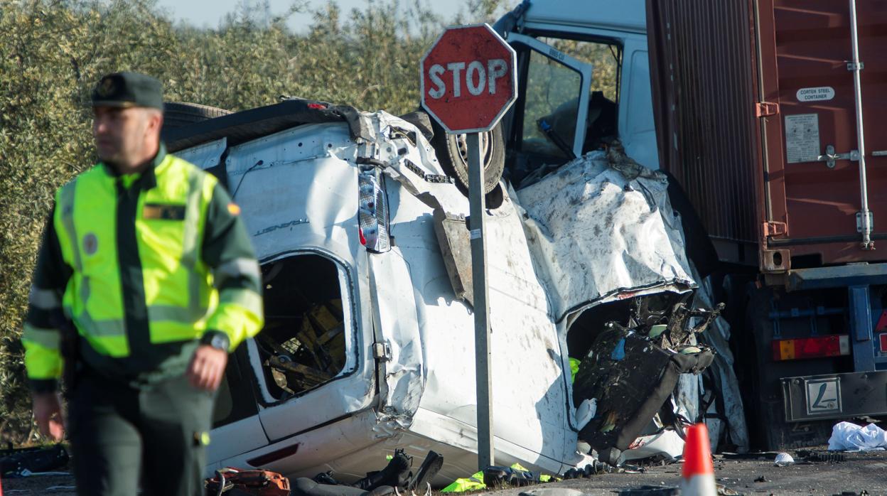 Las primeras hipótesis del accidente de tráfico de Arahal apuntan a un despiste del conductor del camión