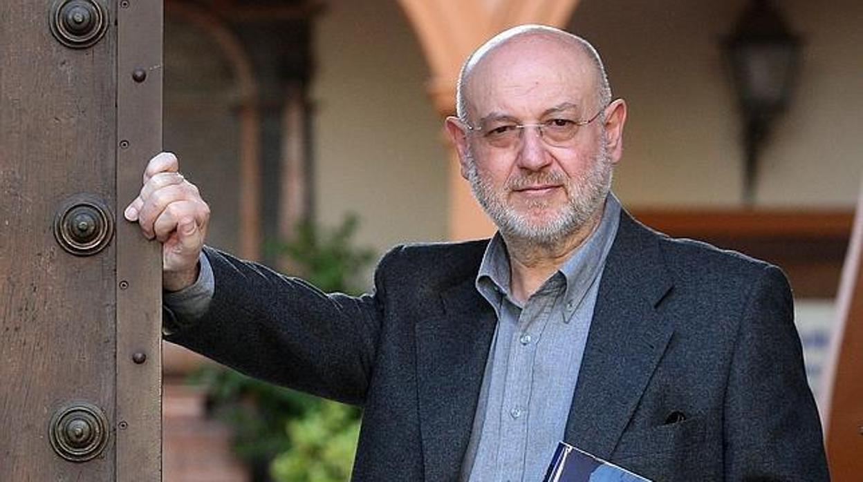 El escritor Juan Eslava Galán ofrece este jueves en Tomares su particular visión sobre el futuro de España