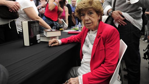 La escritora y periodista Pilar Urbano tratará de aclarar este jueves en Tomares «Quién hay detrás»