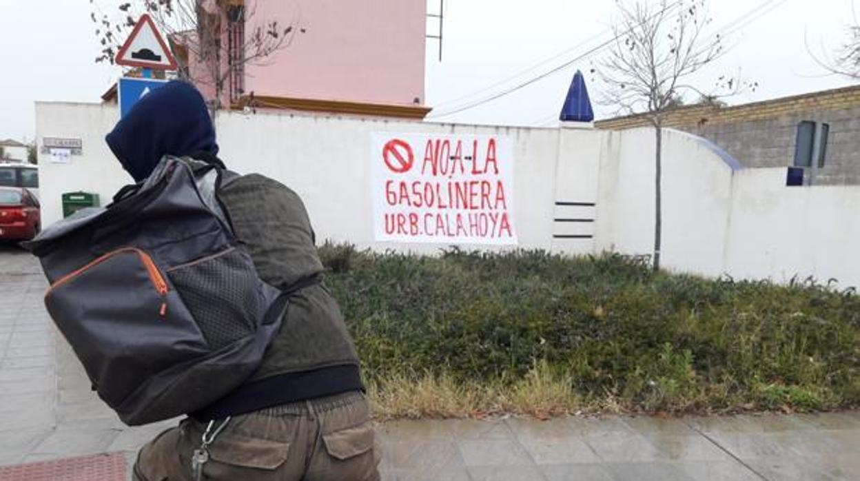 Una pancarta en la urbanización Calahoyas en Mairena contra la construcción de la gasolinera