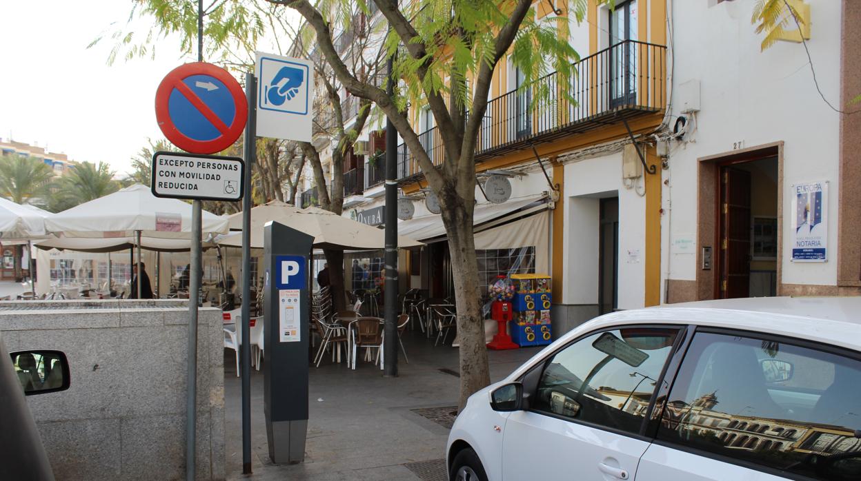En la actualidad la multa por aparcar en una plaza reservada sin la autorización debida, es de 200 euros