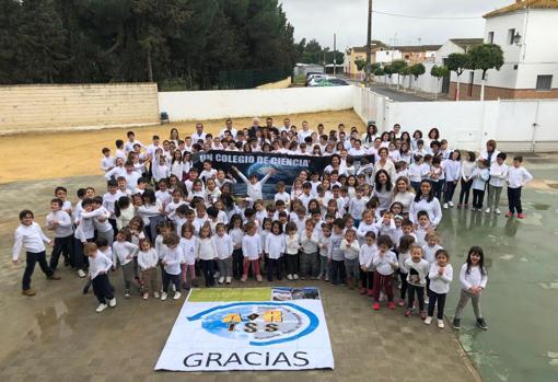 Los alumnos del colegio Nuestra Señora del Carmen, en el patio del centro educativo