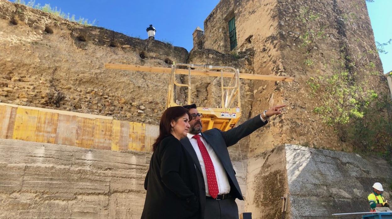 El alcalde de Utrera y la delegada de Cultura en la visita realizada a las obras del Castillo