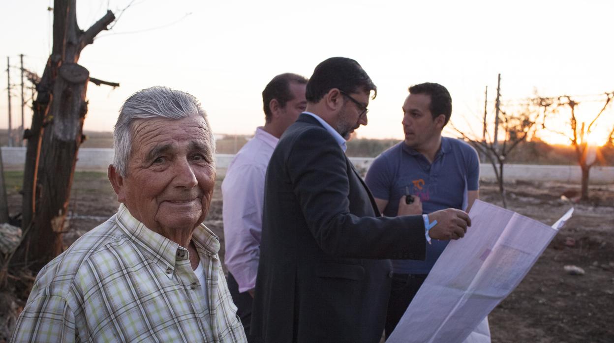 Antonio ha recibido la visita del alcalde de Utrera para comunicarle que podrá seguir cuidando el parque