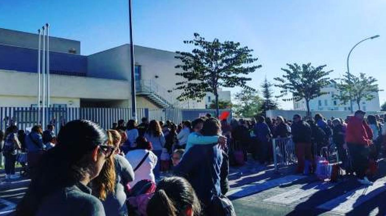 Protesta de los padres a las puertas del colegio Raimundo Lulio de Camas
