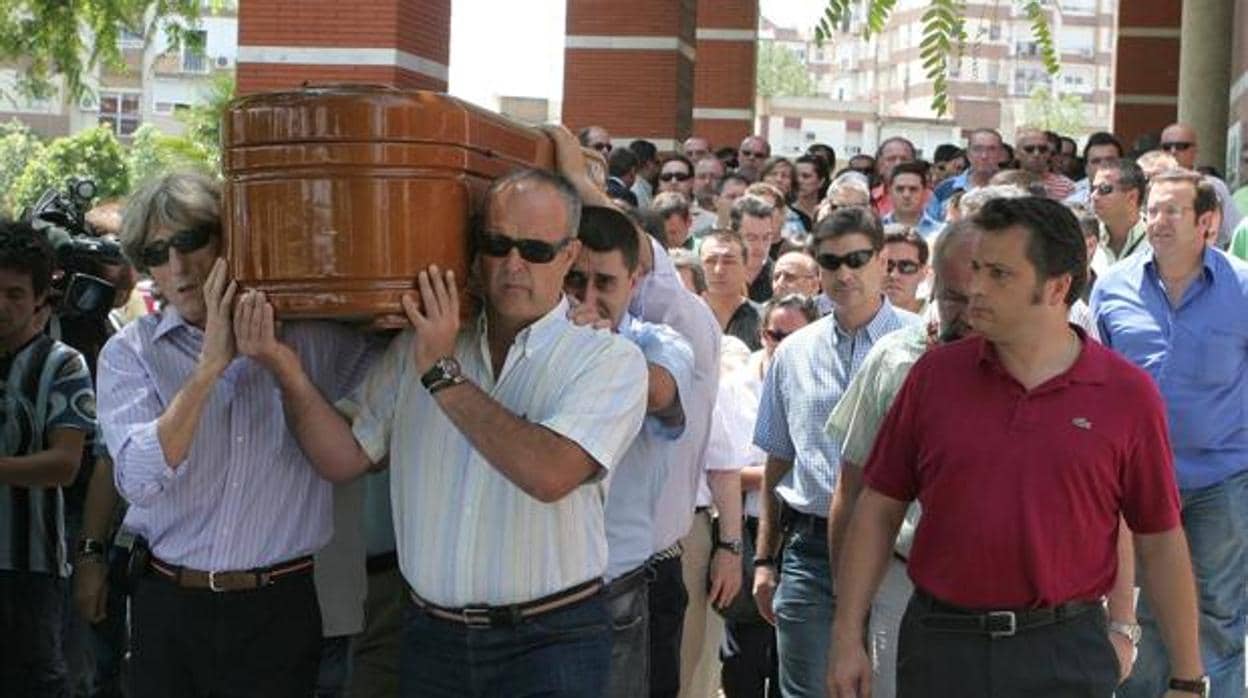 Familiares y amigos portan el féretro del vigilante de seguridad asesinado en El Viso del Alcor en 2008