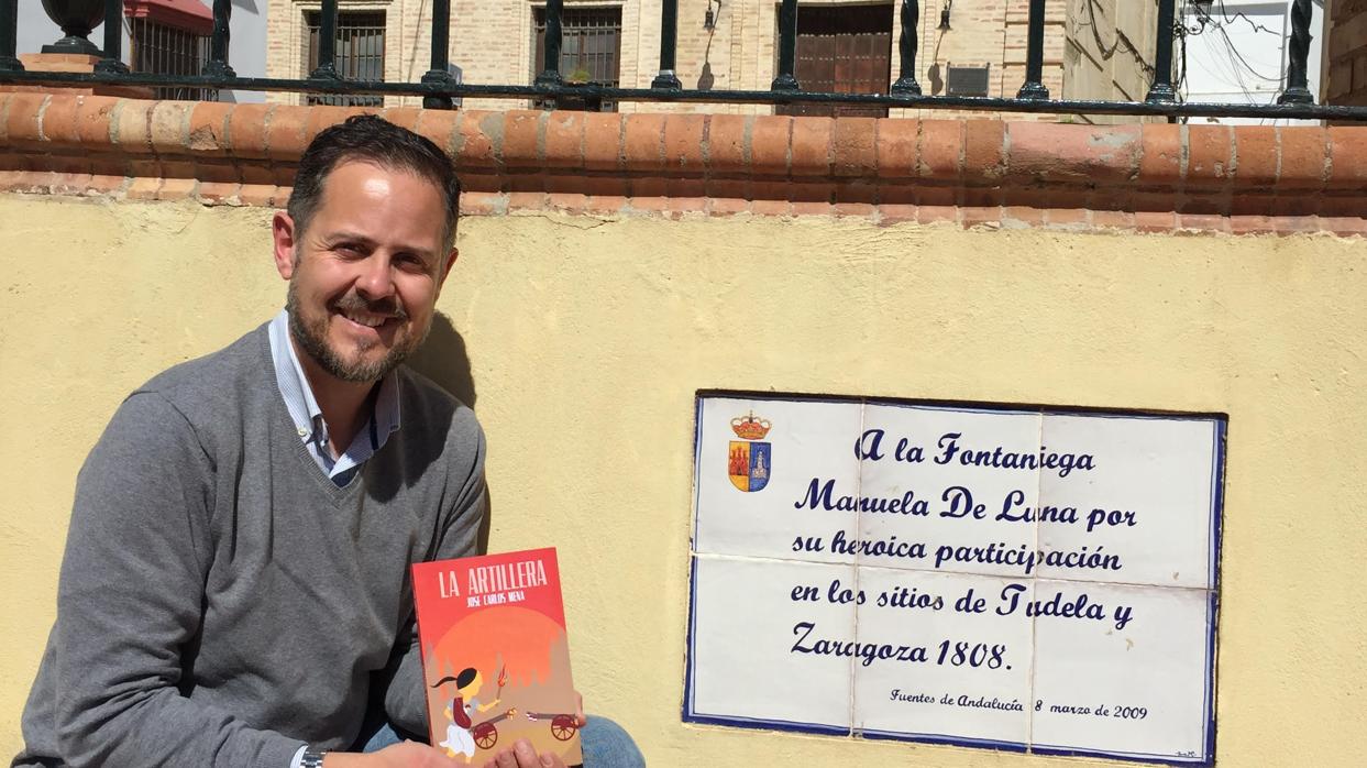 José Carlos Mena junto al azulejo que recuerda a Manuela de Luna en la Plaza de España de Fuentes de Andalucía