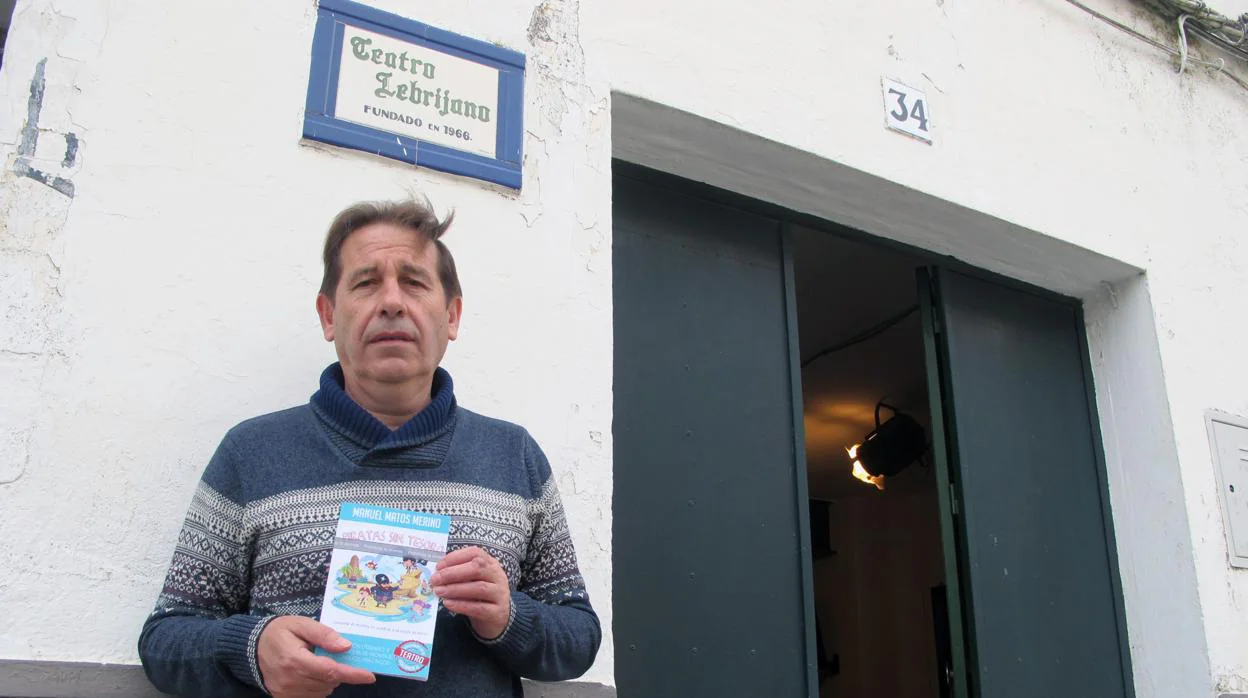 Manuel Matos con un ejemplar de la colección en las puertas del local de ensayos de los talleres y del mítico Teatro Estudio Lebrijano