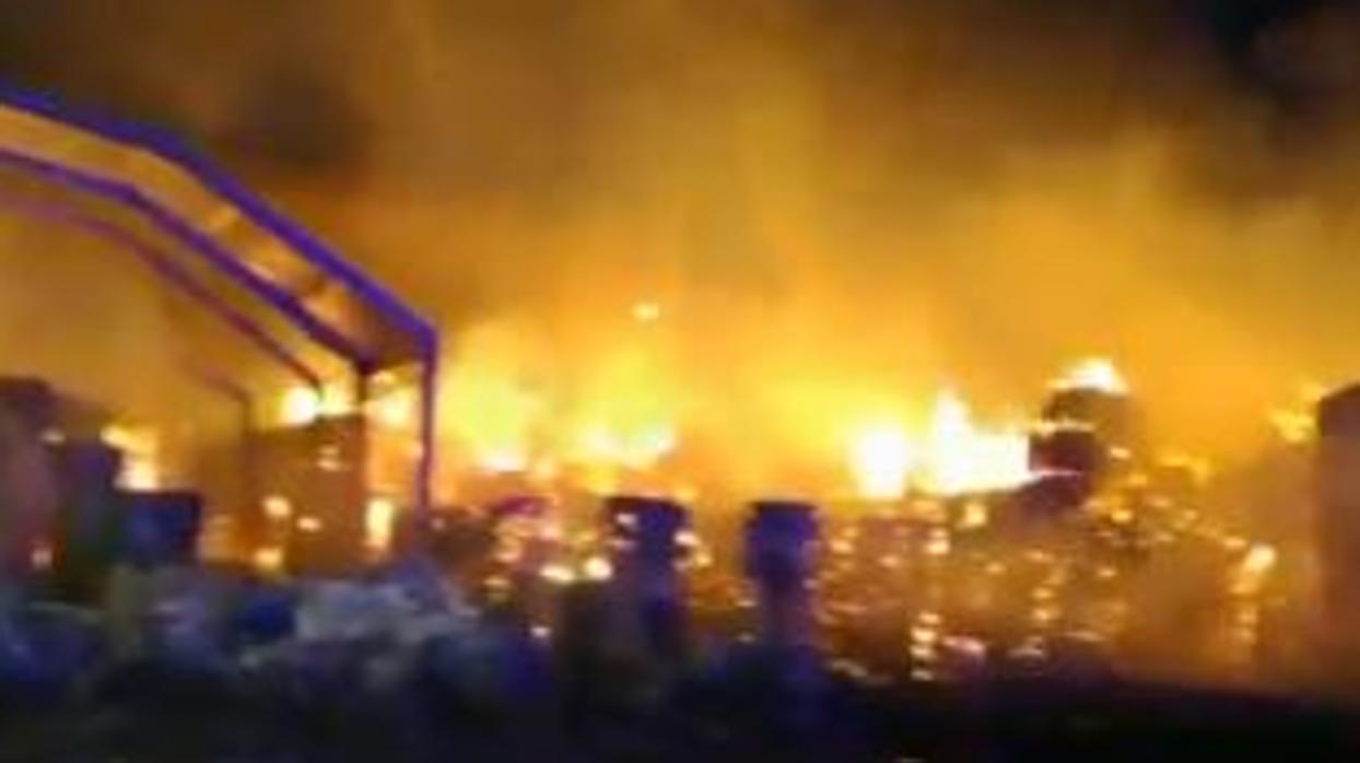 Un bombero, trabajando en la extinción del incendio en el Polígono La Isla