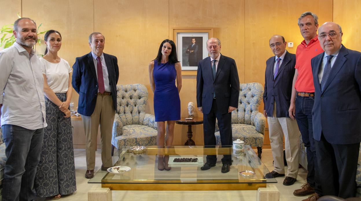 Fernando Rodríguez Villalobos y Áurea María durante la reunión con los representantes del proyecto