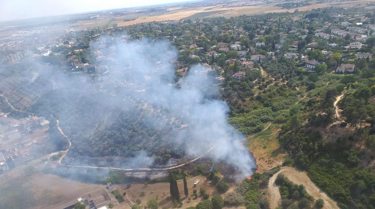 Un incendio en Gelves ha obligado al desalojo de cuatro viviendas