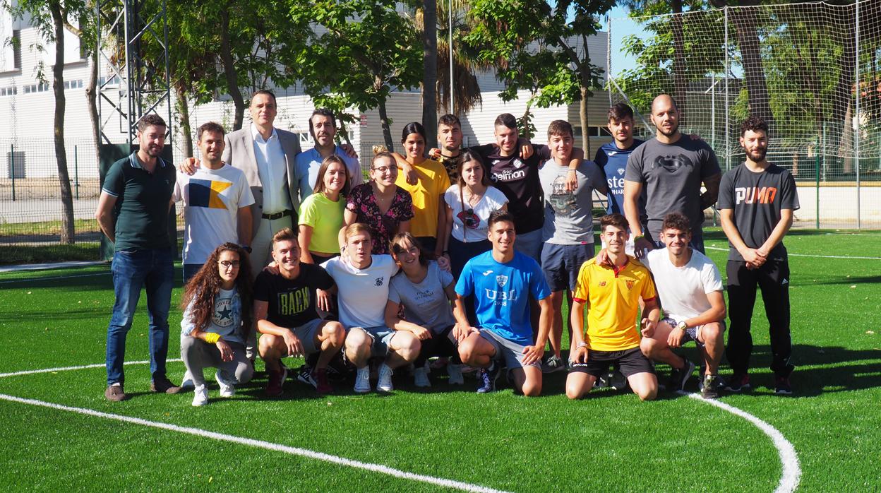 Alumnos y autoridades municipales y educativas durante la clausura del primer curso del grado superior en Animación de Actividades Físicas y Deportivas