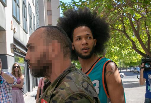 Llegada a los juzgados sobre la violencia de la mujer del presunto agresor de la menor de San Juan