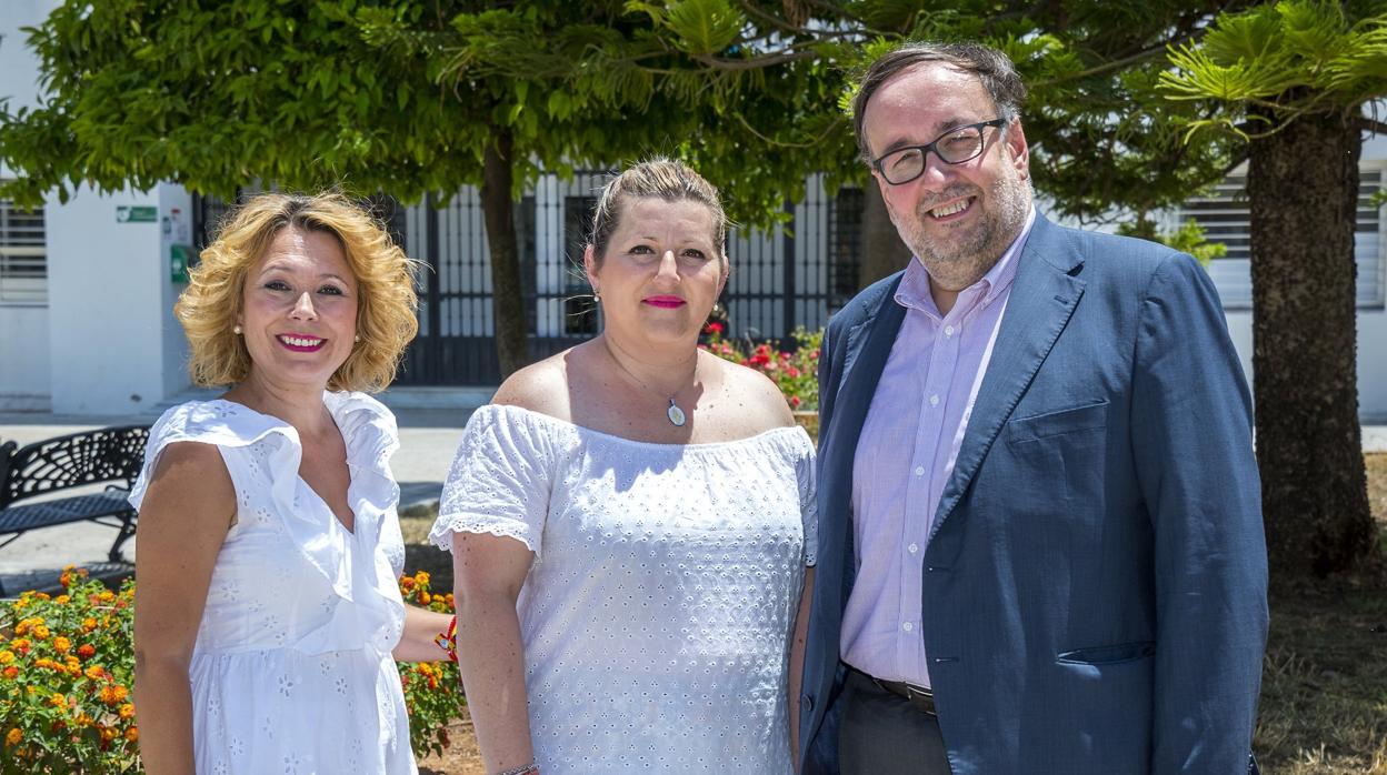 Auxiliadora Sánchez (en el centro) junto a compañeros del PP
