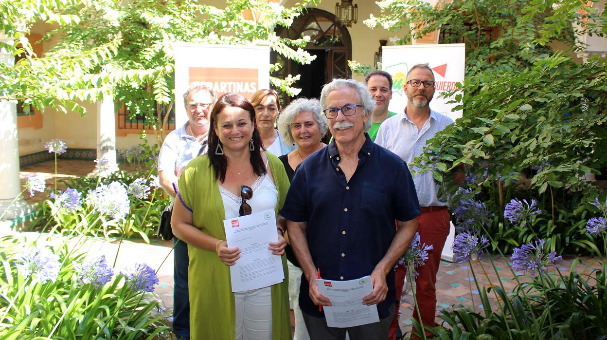 La alcaldesa socialista Cristina Los Arcos y José María Calado (IU-Adelante) junto al resto de concejales de ambas formaciones