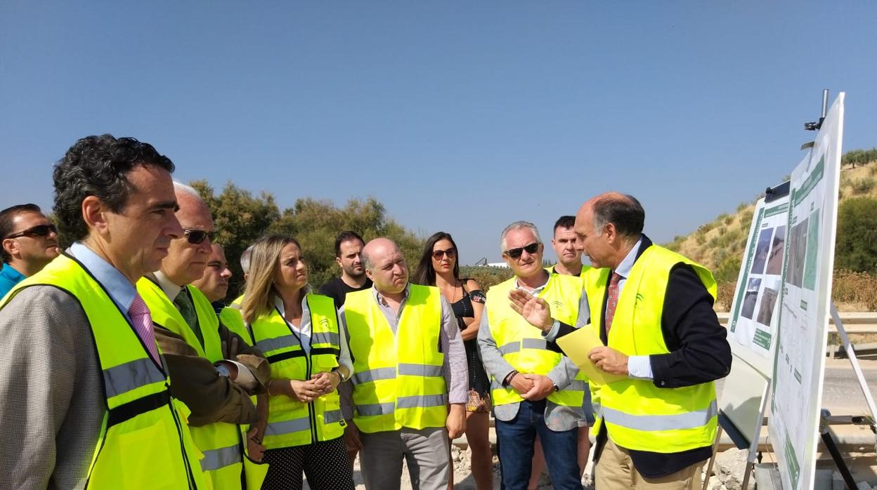 Visita de la consejera de Fomento a la obra del puente que se está reparando en Martín de la Jara