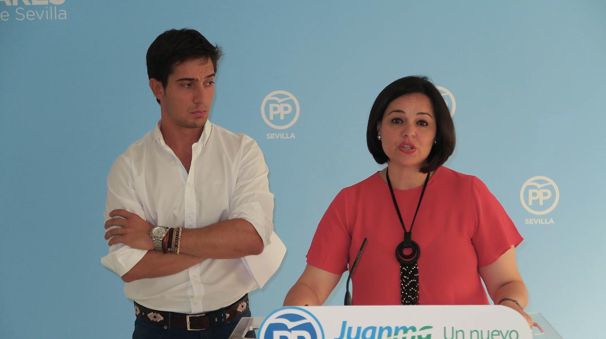 Luis Paniagua junto a la presidenta del PP de Sevilla, Virginia Pérez