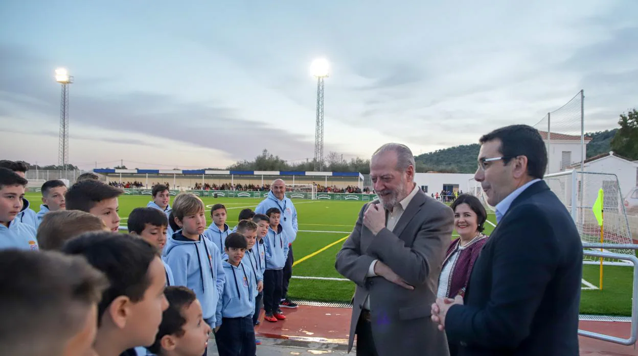 El presidente de la Diputación de Sevilla, durante una visita al campo de fútbol de césped artificial de Las Navas